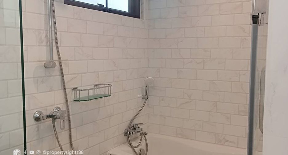 Condo en venta de 3 habitaciones en Khlong Toei, Bangkok