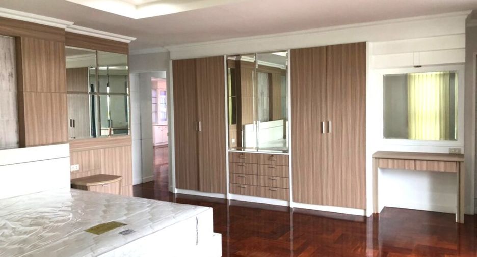 For rent 3 bedrooms condo in Watthana, Bangkok