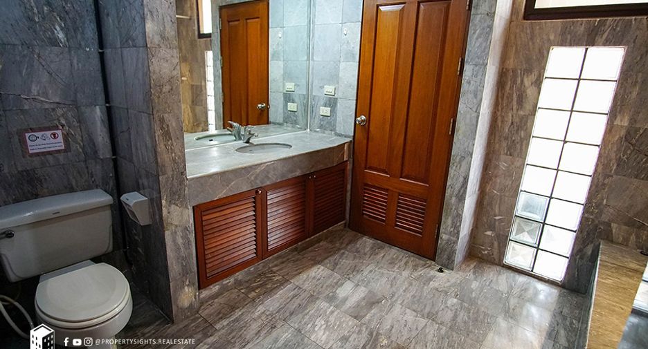 For rent 3 bedrooms condo in Watthana, Bangkok