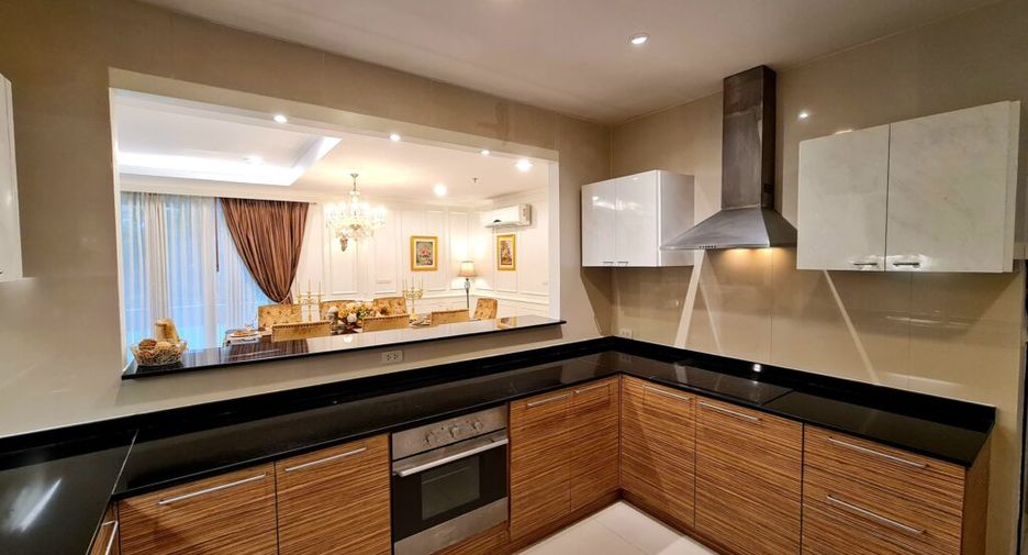 For rent 4 bedrooms condo in Watthana, Bangkok