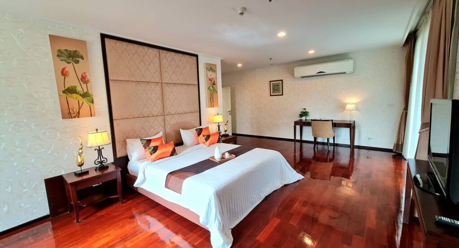 For rent 4 bedrooms condo in Watthana, Bangkok