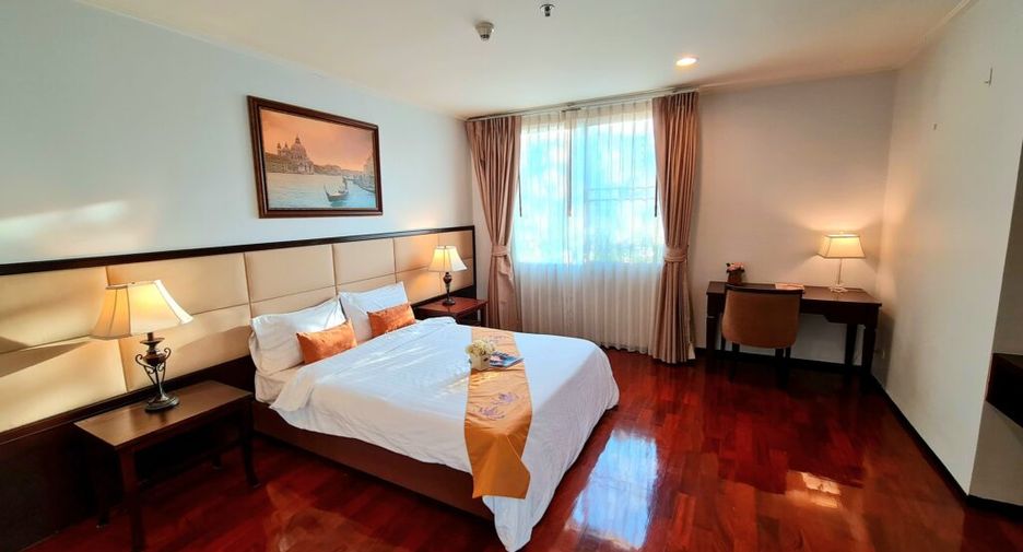 For rent 4 bedrooms condo in Watthana, Bangkok