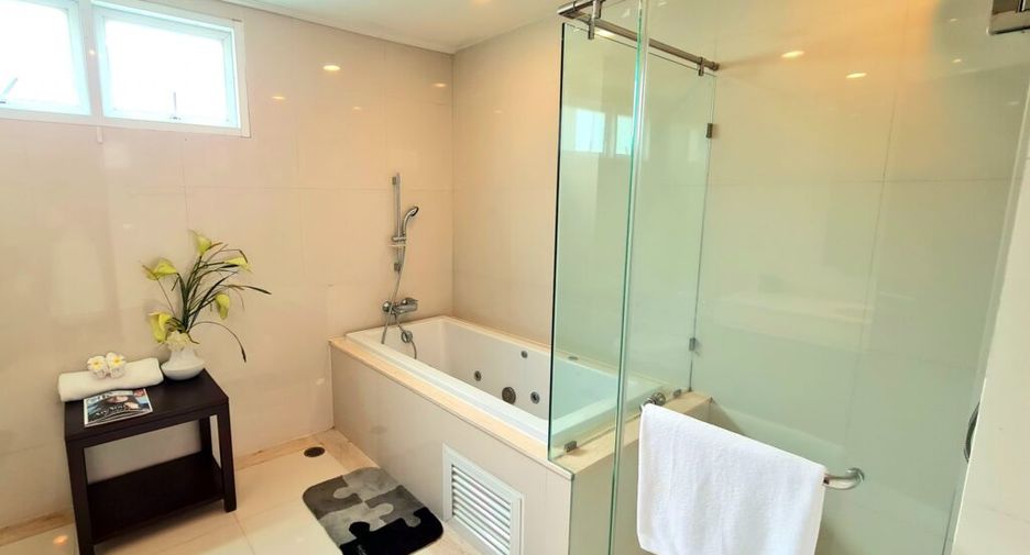 For rent 4 bedrooms condo in Watthana, Bangkok