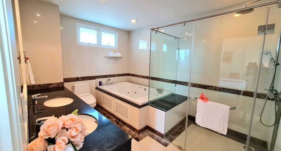 À louer 4 chambres condo à Watthana, Bangkok
