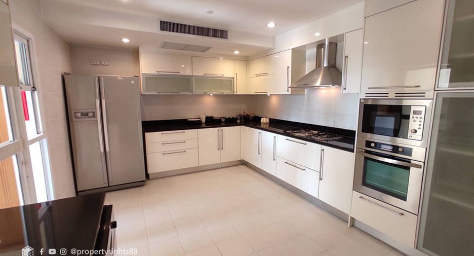 Condo en alquiler de 3 habitaciones en Khlong Toei, Bangkok