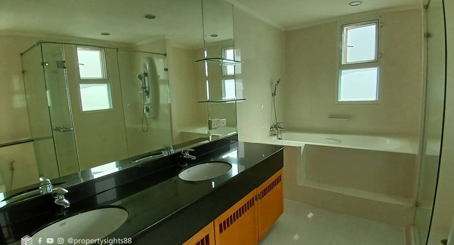 Condo en alquiler de 4 habitaciones en Khlong Toei, Bangkok
