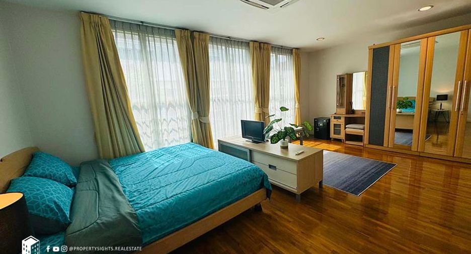 For rent 4 bedrooms townhouse in Khlong Toei, Bangkok