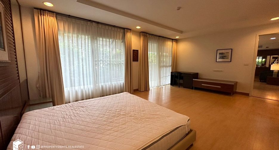 For rent 3 bedrooms condo in Sathon, Bangkok
