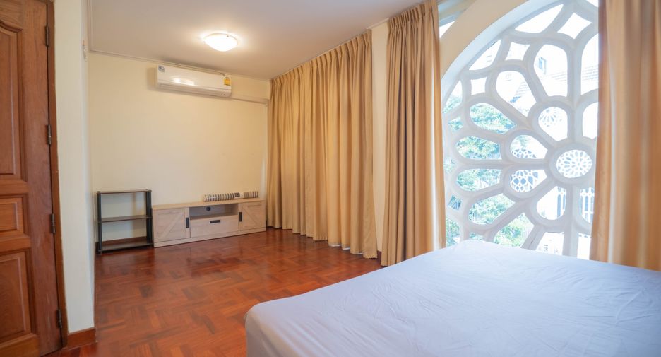 For rent 5 bedrooms townhouse in Khlong Toei, Bangkok