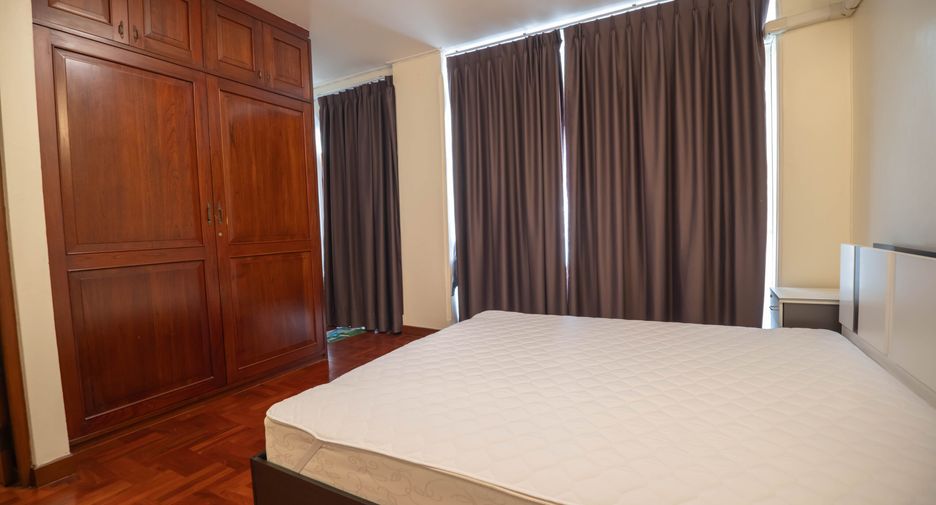 For rent 5 bedrooms townhouse in Khlong Toei, Bangkok