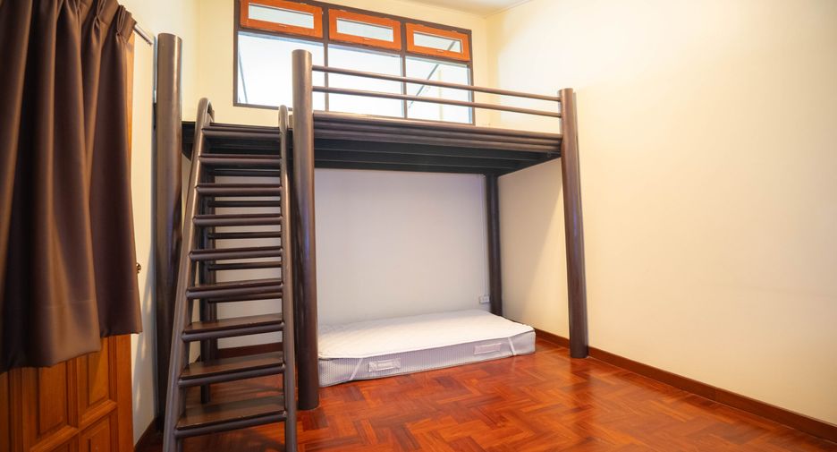 For rent 5 bedrooms townhouse in Khlong Toei, Bangkok