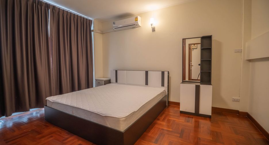 For rent 5 bedrooms townhouse in Khlong Toei, Bangkok