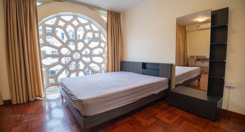 For rent 5 bedrooms townhouse in Khlong Toei, Bangkok