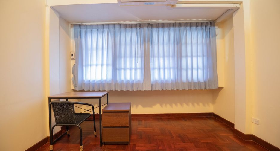 For rent 5 bedrooms townhouse in Khlong Toei, Bangkok