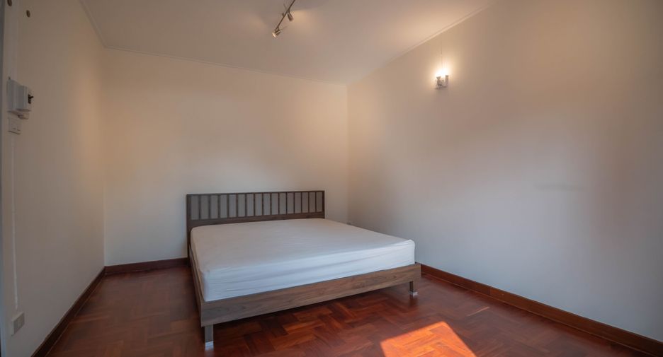For rent 5 bedrooms townhouse in Khlong Toei, Bangkok