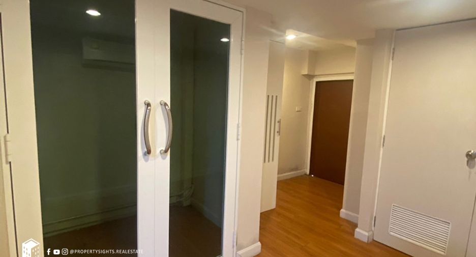 For rent 4 bedrooms townhouse in Khlong Toei, Bangkok