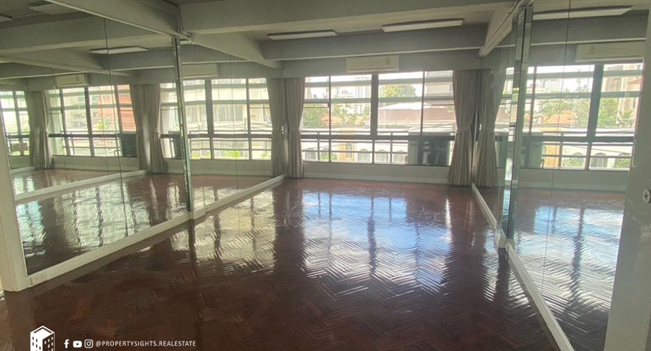 For rent 4 bedrooms townhouse in Khlong Toei, Bangkok
