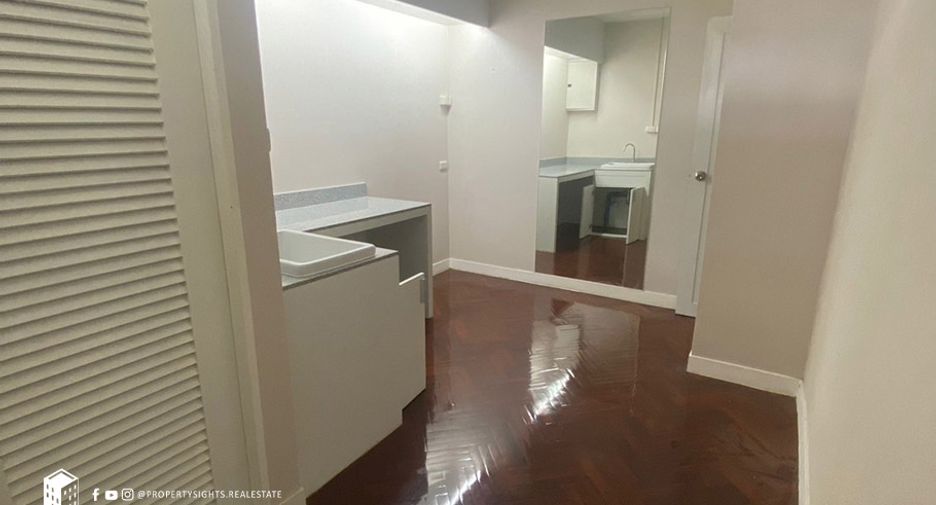 For rent 4 bedrooms townhouse in Khlong Toei, Bangkok