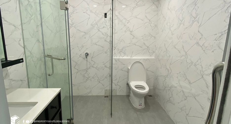 For rent 4 bedrooms townhouse in Khlong Toei, Bangkok