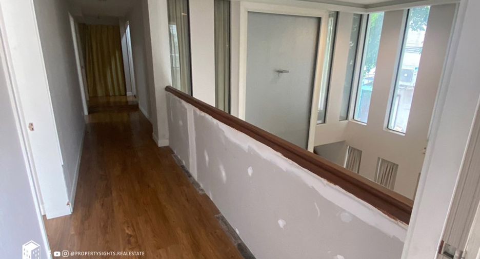 For rent 4 bedrooms townhouse in Khlong Toei, Bangkok