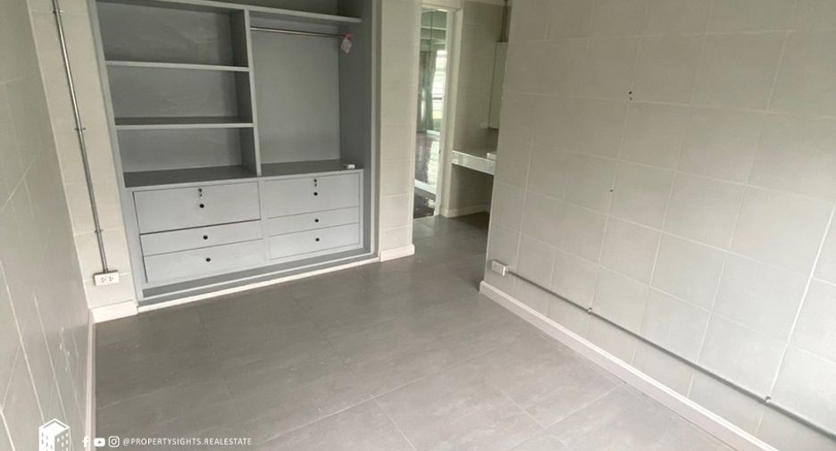 For rent 4 bedrooms townhouse in Khlong Toei, Bangkok
