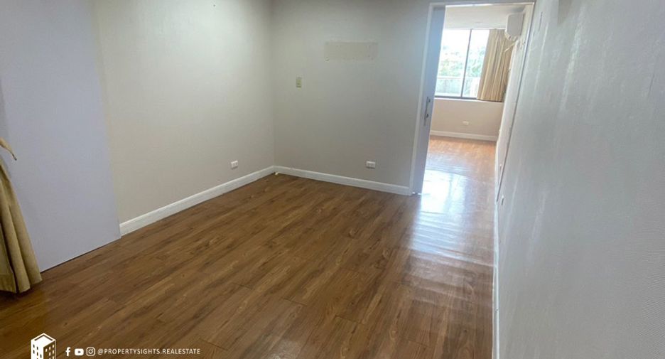 For rent 4 bedrooms townhouse in Khlong Toei, Bangkok