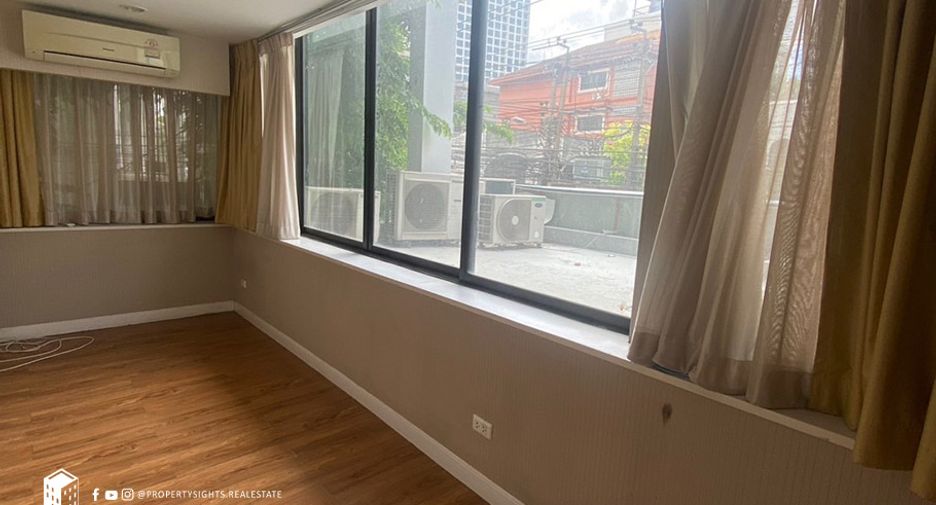 For rent 4 bedrooms townhouse in Khlong Toei, Bangkok