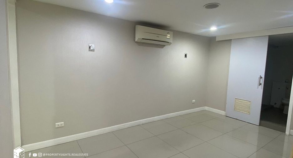 For rent 4 bedrooms townhouse in Khlong Toei, Bangkok
