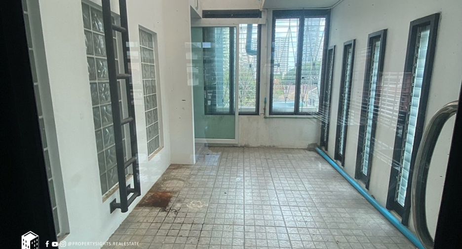 For rent 4 bedrooms townhouse in Khlong Toei, Bangkok