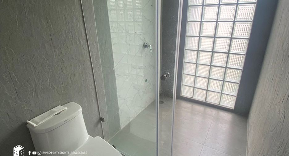 For rent 4 bedrooms townhouse in Khlong Toei, Bangkok