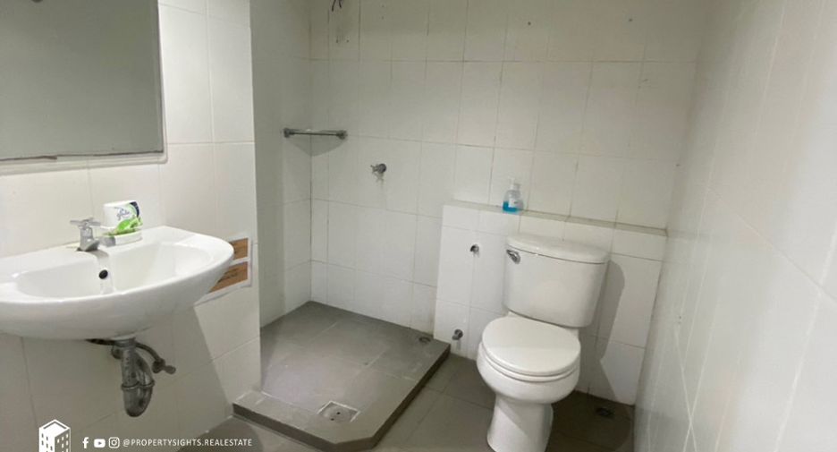 For rent 4 bedrooms townhouse in Khlong Toei, Bangkok