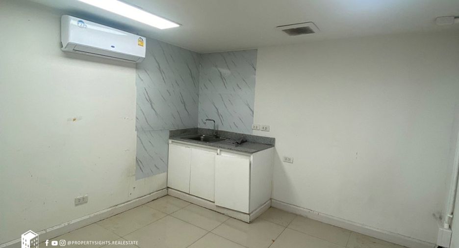 For rent 4 bedrooms townhouse in Khlong Toei, Bangkok