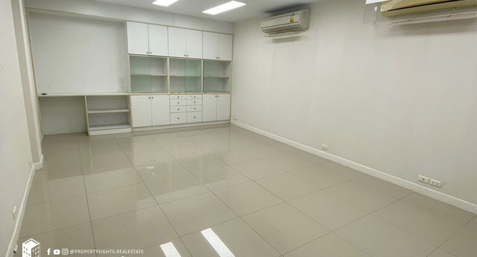 For rent 4 bedrooms townhouse in Khlong Toei, Bangkok