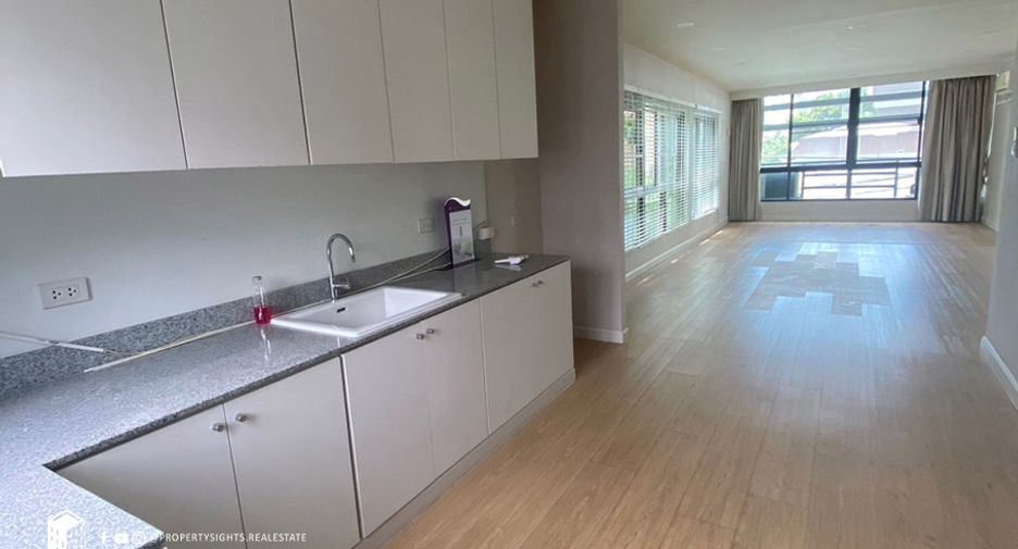 For rent 4 bedrooms townhouse in Khlong Toei, Bangkok