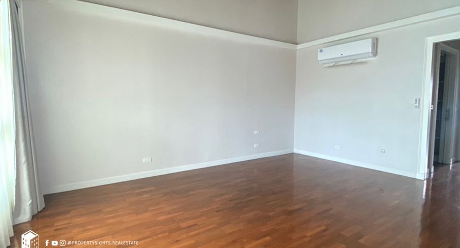 For rent 4 bedrooms townhouse in Khlong Toei, Bangkok