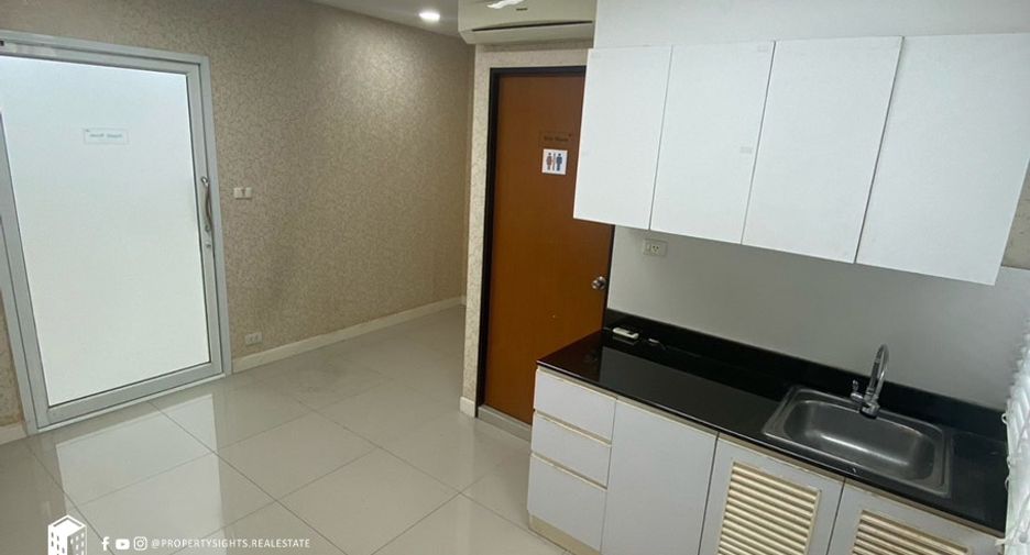 For rent 4 bedrooms townhouse in Khlong Toei, Bangkok