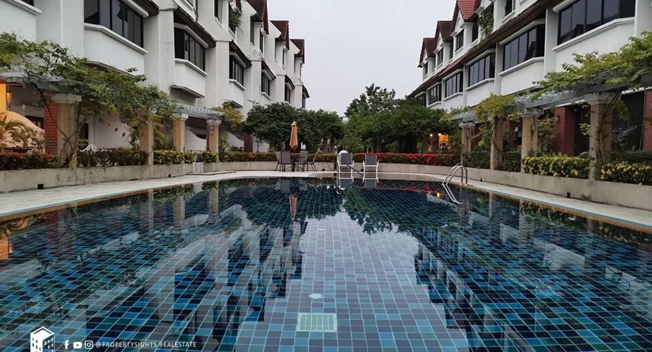 For rent 4 bedrooms townhouse in Khlong Toei, Bangkok