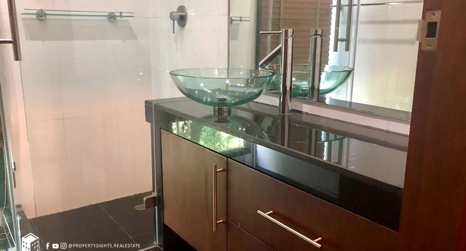 For rent 4 bedrooms townhouse in Khlong Toei, Bangkok