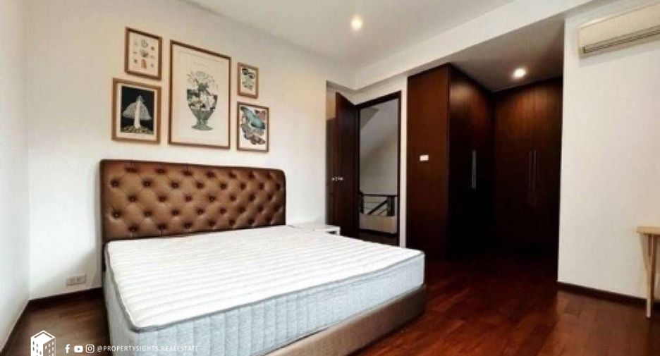 For rent 4 bedrooms townhouse in Khlong Toei, Bangkok