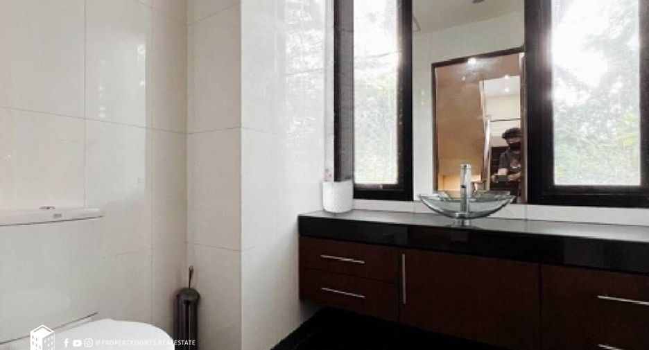 For rent 4 bedrooms townhouse in Khlong Toei, Bangkok