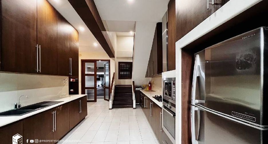 For rent 4 bedrooms townhouse in Khlong Toei, Bangkok