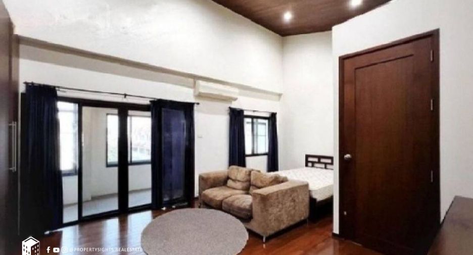 For rent 4 bedrooms townhouse in Khlong Toei, Bangkok