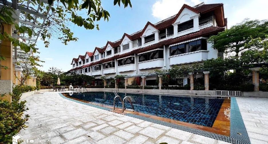 For rent 4 bedrooms townhouse in Khlong Toei, Bangkok