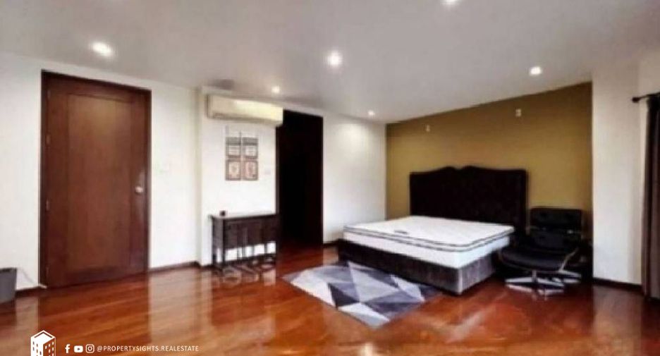 For rent 4 bedrooms townhouse in Khlong Toei, Bangkok