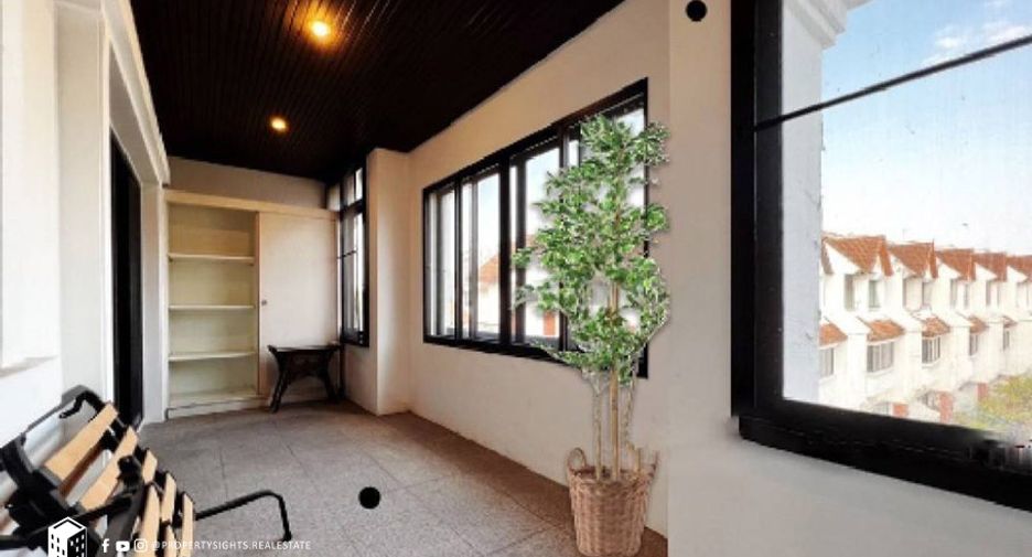 For rent 4 bedrooms townhouse in Khlong Toei, Bangkok