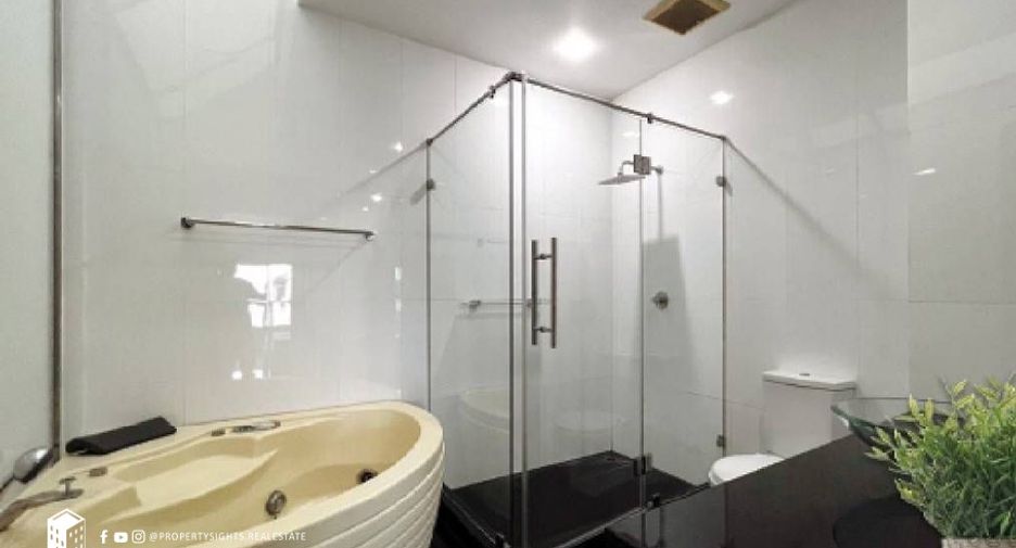 For rent 4 bedrooms townhouse in Khlong Toei, Bangkok