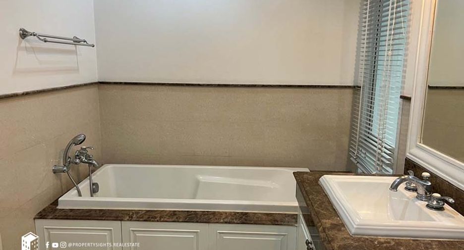 For rent 3 bedrooms condo in Khlong Toei, Bangkok