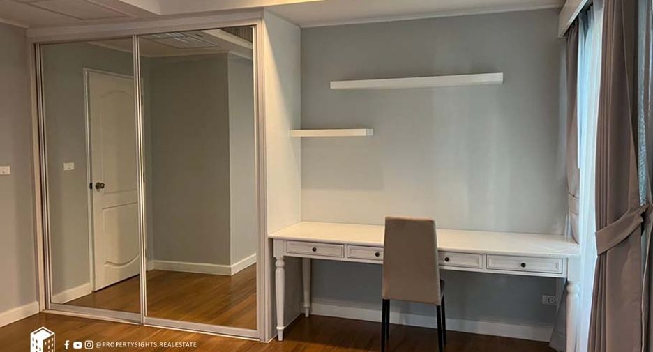 For rent 3 bedrooms condo in Khlong Toei, Bangkok