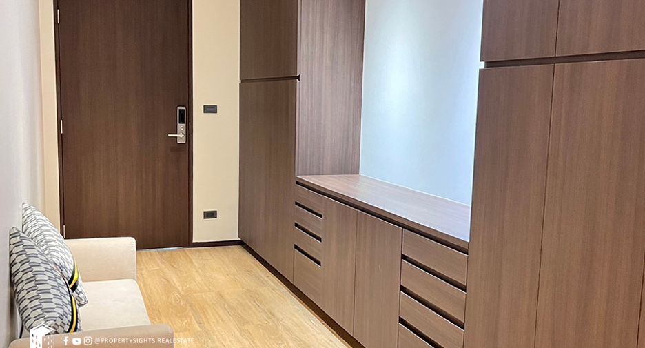For rent 3 bedrooms condo in Khlong Toei, Bangkok