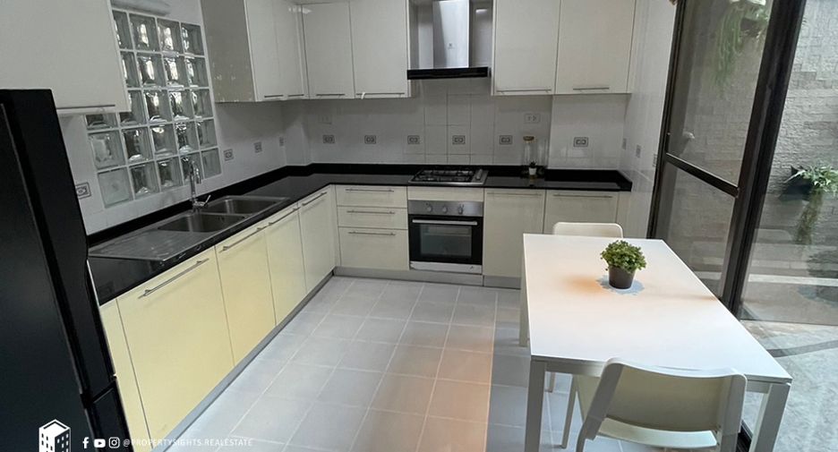 For rent 3 bedrooms townhouse in Khlong Toei, Bangkok